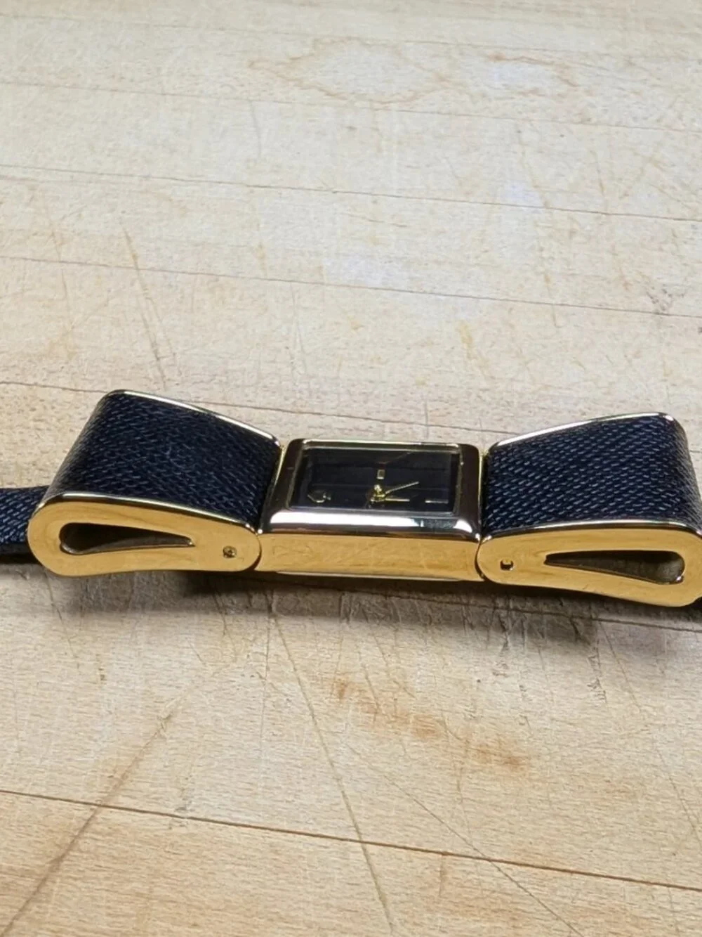 Kate Spade New York Kenmare Bow Watch – Black Saffiano Leather – Gold Tone – Run